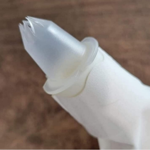 Tupperware Decorator Bag with 4 Tips - Picture 4 of 5